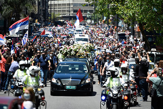 巴斯克斯的灵柩周日被送往葬礼场地，数以千计民众走上街头，夹道相送。（法新社）