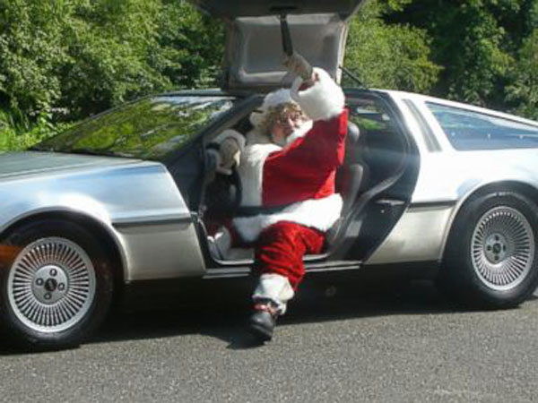 佛里曼变身圣诞老人，驾着敞篷“雪橇”散播圣诞祝福。