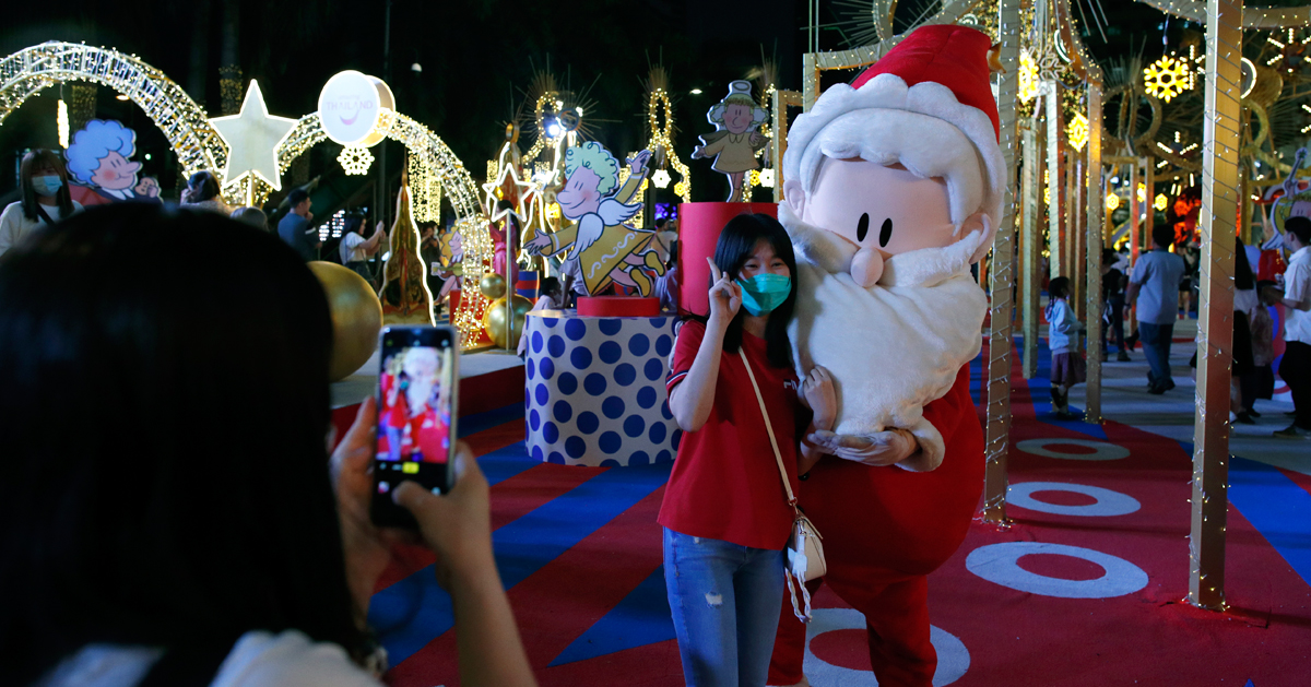 为迎接圣诞节，曼谷一间商场布置了浪漫装饰，吸引游客和可爱的圣诞老人吉祥物拍照。（欧新社）