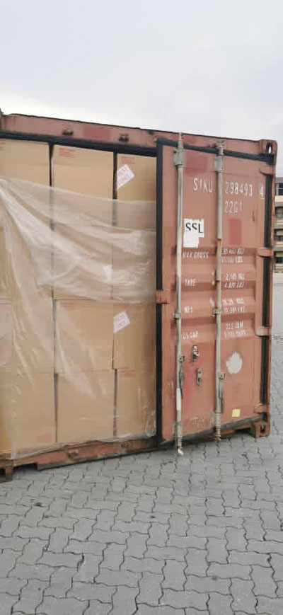 关税局官员扣查6个可疑货柜箱子。