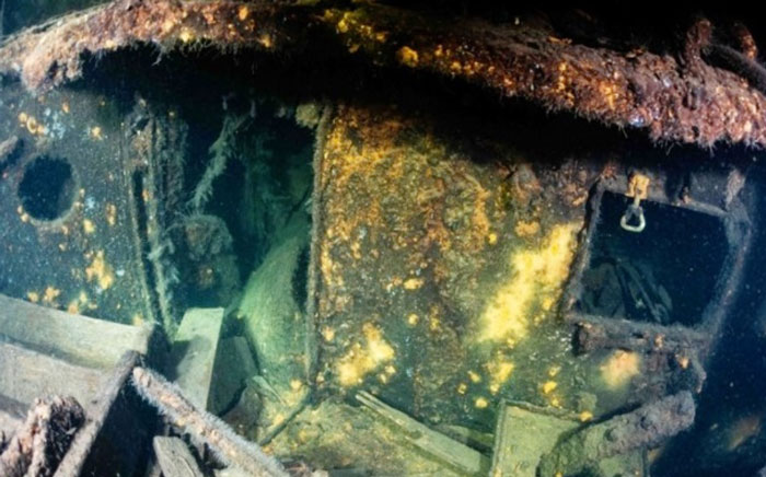 沉船内藏有金色的不明物件，或有可能是琥珀宫的残骸。