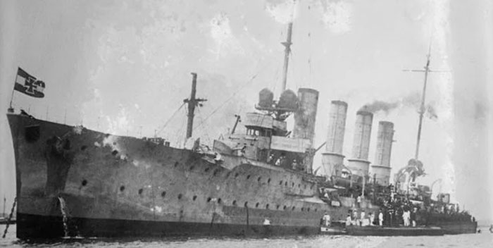 卡尔斯鲁厄号巡洋舰原貌。