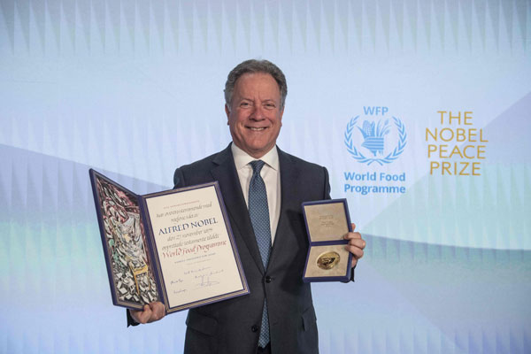 联合国世界粮食计划署署长比斯利10日展示诺贝尔和平奖的奖牌和证书。（法新社）