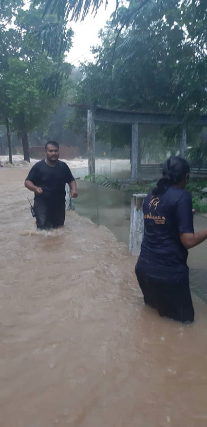 员工们在急流中缓缓走路。