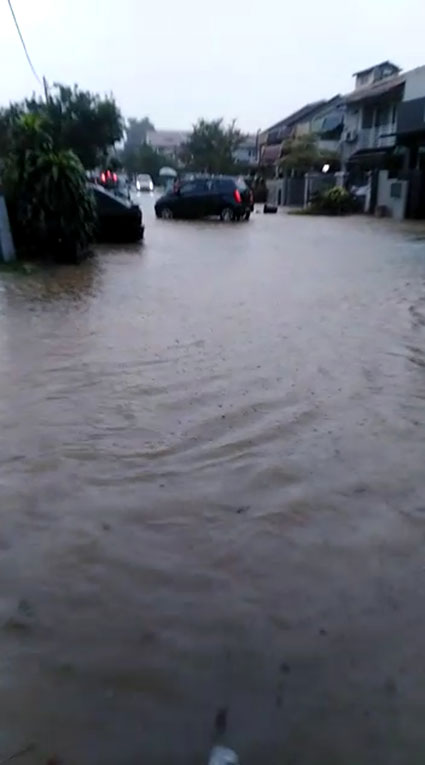 住宅区花园的路段和被水淹，导致车辆难以行驶。
