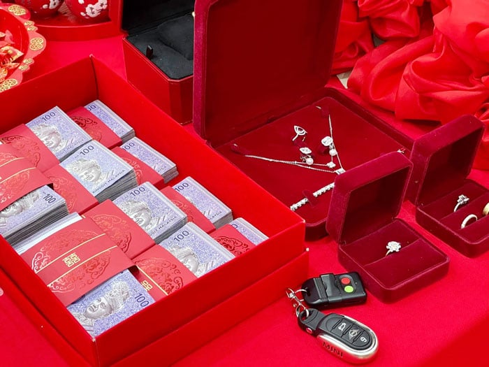 礼金盒内目测有10叠100令吉扎结的20万令吉现钞，旁边有一整套的钻石手饰。