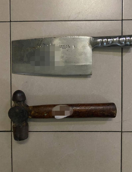 警方充公嫌犯用于袭警的一把菜刀和铁锤。