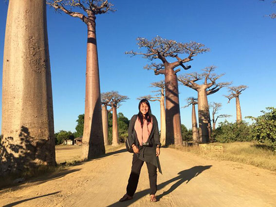 鲍瑜华到访马达加斯加的猴面包树大道。（受访者提供）