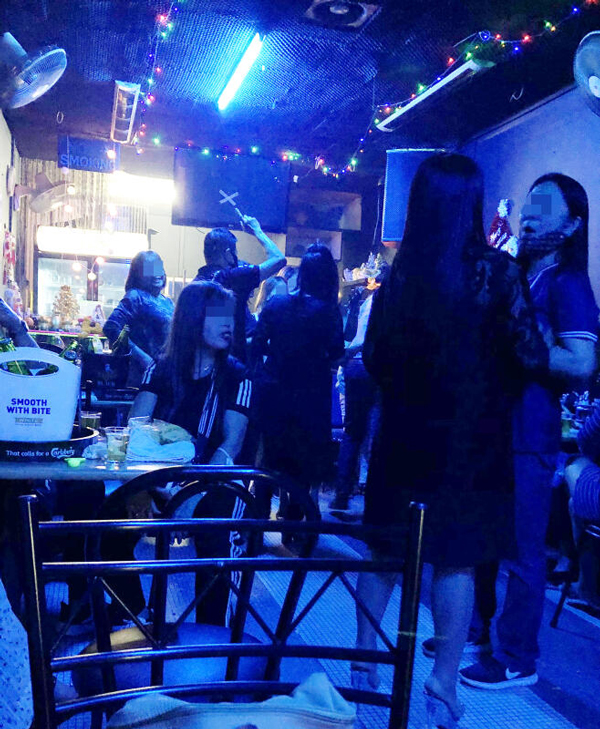 有公众举报，指有人在黄金坊一酒吧，违规举办生日派对。