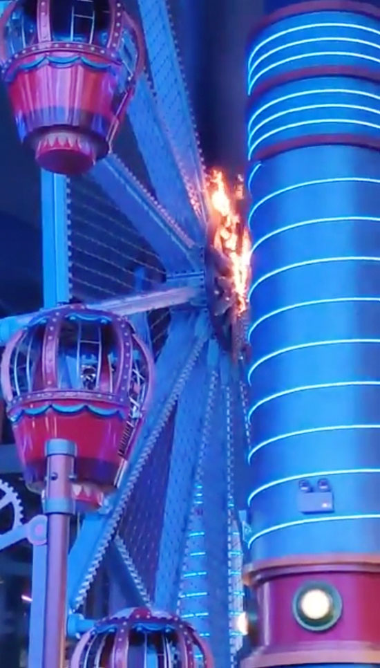 视频中见到摩天轮“失火”情况。
