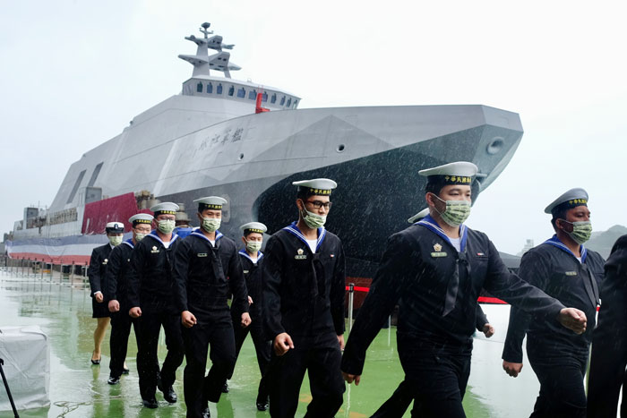 台湾海军首艘沱江级舰，周二在宜兰苏澳港下水。（法新社）