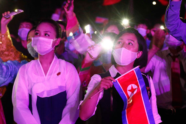 成为脱北者的理由千百种，竟有军官因走私内衣而被迫脱北。图为朝鲜少女在平壤国际文化馆外看表演。