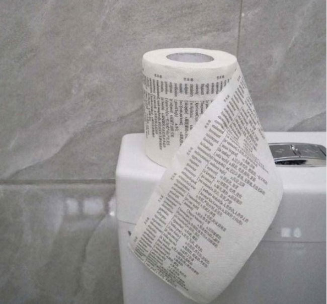 云南工商学院厕纸印有英文单词。
