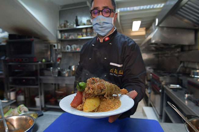 突尼西亚厨师宝哈德拉周三烹调以北非小米搭配羊肉的佳肴。（法新社）
