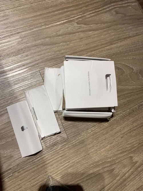 苹果耳机的包装盒也出现破碎（取自面子书“Zee Norman”）