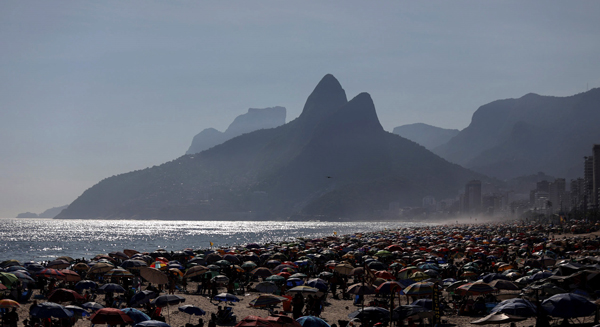 里约热内卢海滩周日人山人海。