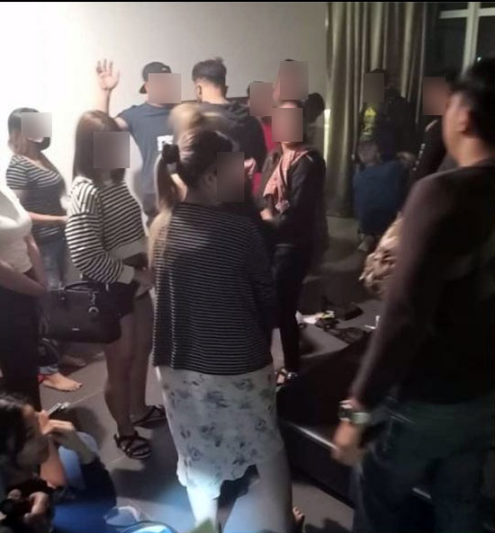 16名男女在峇市一间酒店开房吸毒狂欢，遭警上门逮捕。