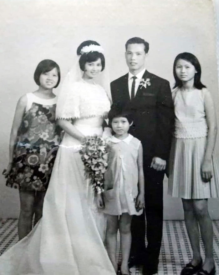 吴宝势（左）到新加坡出席姑姑吴杏英（左2）和姑丈的婚礼。（受访者提供）