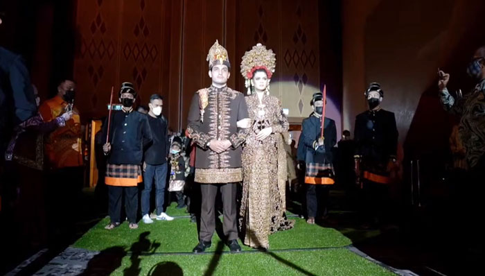 东姑莫哈末哈菲兹和奥仙妮希丽在打扮成传统爪哇战士的舞者陪同下，步入大礼堂。