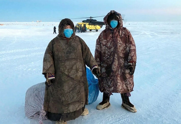 两个渔民在漂浮海冰上被发现。