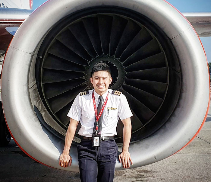 健雄仍是飞机师时，在飞机引擎前露出灿烂笑容。