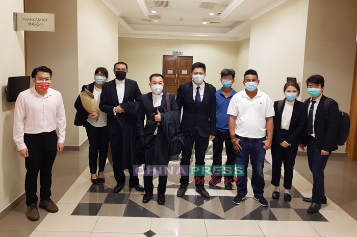 劳勿“抢救猫山王联盟”农民代表与李政贤（左）、萧俊仁（左4）及邹宇晖于关丹高庭外，宣布司法审核申请被驳回的消息。
