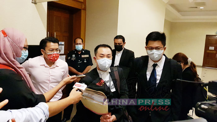 萧俊仁（中）于记者会上转述法官裁决理由。