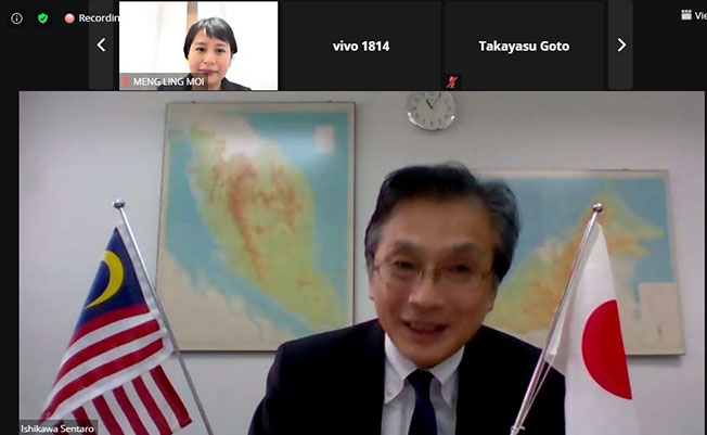 冈宏明在线上记者会，祝贺梅敏苓获颁AMED医药研究奖，并在骨痛热症研究课题上展开交流。