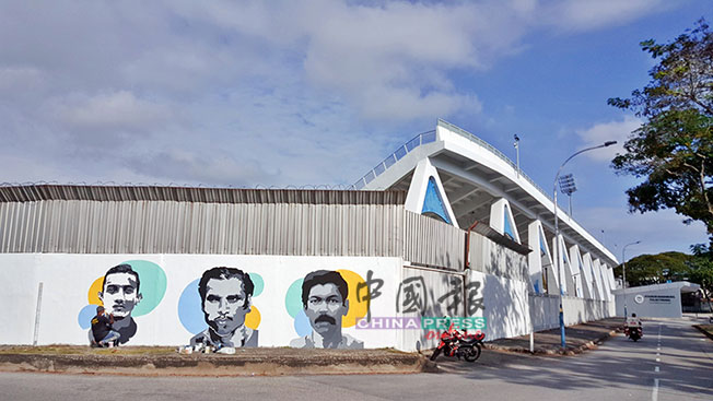 槟岛市政厅体育馆外墙添上6幅足球名将壁画，迎接明年1月1日“城市日”庆典。