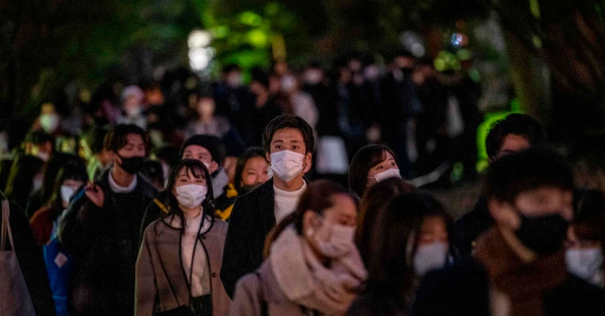 东京日比谷一处圣诞市集，民众排队等待入场。