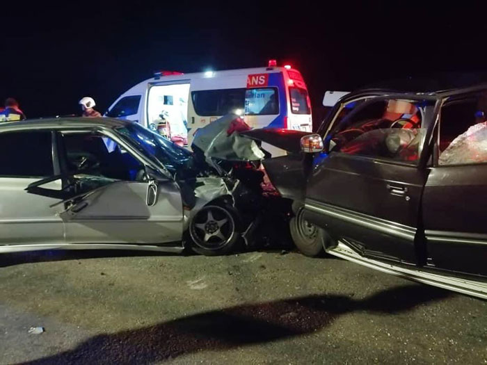 本田西域轿车失控迎面撞向丰田Unser休旅车，本田西域轿车的司机当场夹毙车座上。