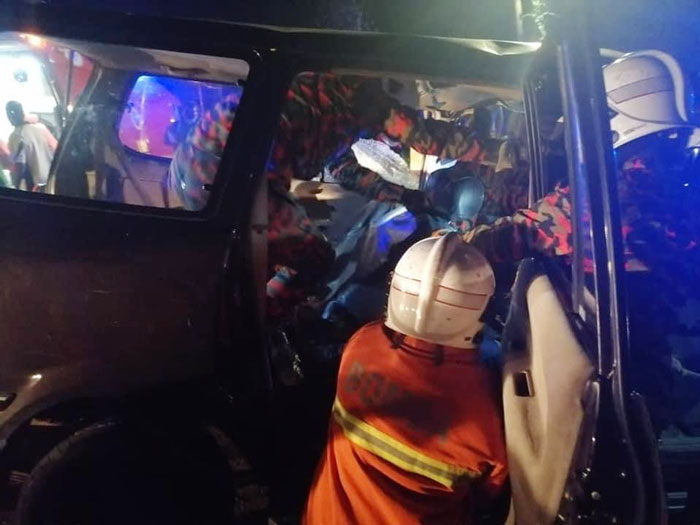消拯员在休旅车上移出受重伤的伤者。