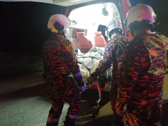 消拯员将伤者移上救伤车以送往医院急救。