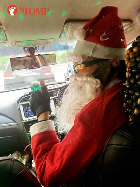 Grab司机打扮成圣诞老人，还给乘客送零食。（取自Stomp）
