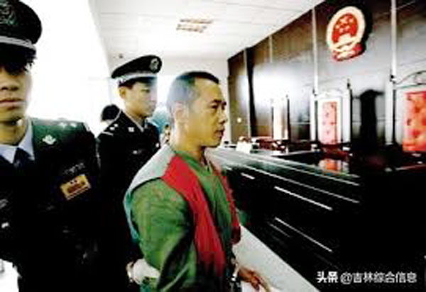 杨光毅（右）被判死刑。
