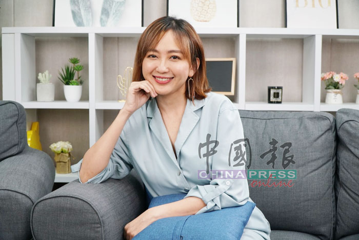 李欣怡声称，艺人和企业家之间工作模式、心境上的巨大差别，让她感觉仿佛走进了另一个世界。