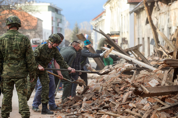 克罗地亚军人在废墟展开清理工作。（法新社）