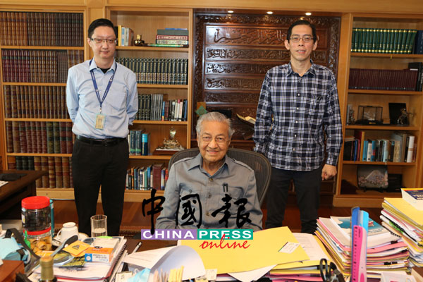 马哈迪（中）接受《中国报》访问；左起为本报高级记者邱仁杰，与本报执行总编辑林明标。