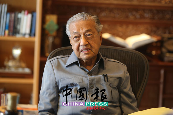 马哈迪受访时，阐述他在南中国海展开填海行动的一些事迹。