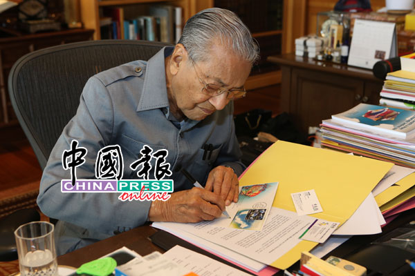 应《中国报》要求，马哈迪在一封“拉央拉央岛”纪念首日封上签名。
