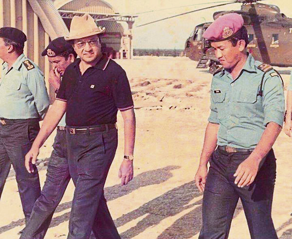 马哈迪（右2）80年代上台后，决定在南中国海展开填海造岛行动，并亲自多次登上拉央拉央岛视察填海工程。 （档案照）