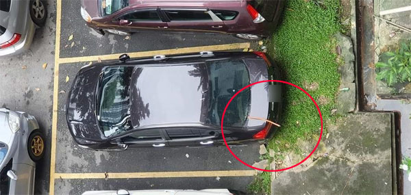 无良居民高空抛下铁水管，直接插入一辆轿车的后方挡风玻璃。