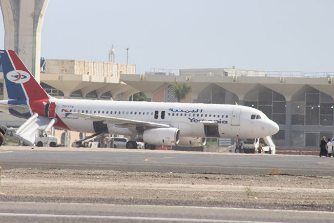 搭载也门联合政府阁员和总理赛义德的专机，周三飞抵亚丁机场。（欧新社）