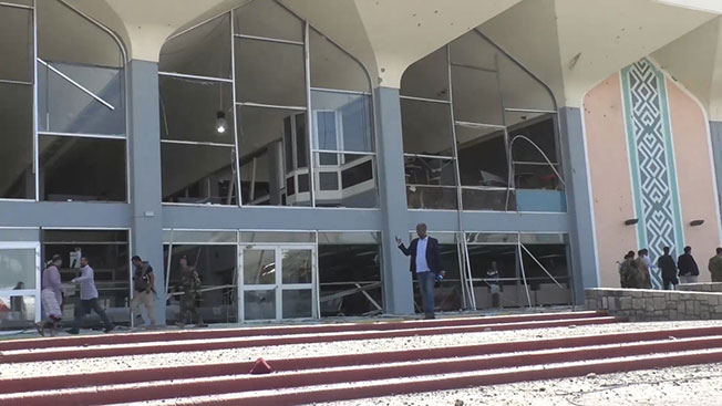 亚丁机场建筑因剧烈的爆炸波而受破坏。（欧新社）