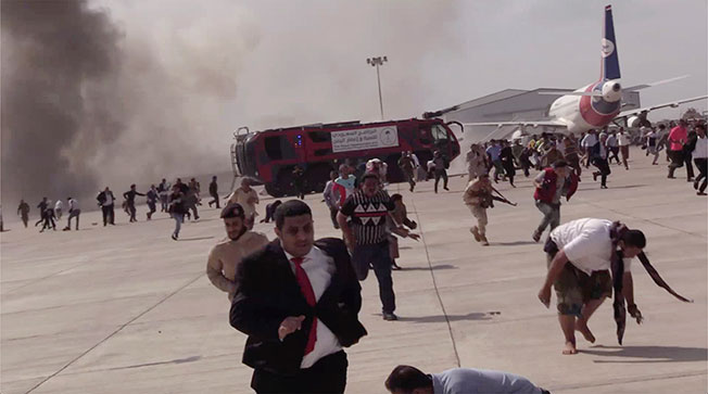 亚丁机场遭4枚导弹袭击，发生剧烈爆炸，民众争相逃避，右边那架飞机，就是搭载也门联合政府阁员和总理赛义德返抵亚丁市的专机。