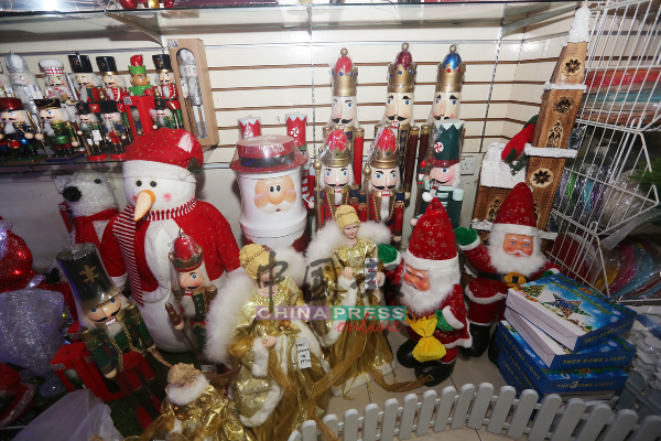 天使、圣诞老人、雪人与英国皇家兵卫团，也是圣诞节不可少的摆设品，唯较大体积的饰品则相对昂贵。