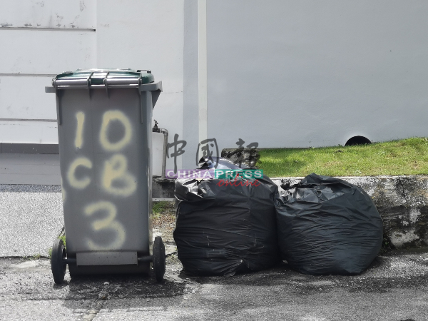 民众在“+1”垃圾收集日需将要丢弃的物品包装好，置放在垃圾桶旁。