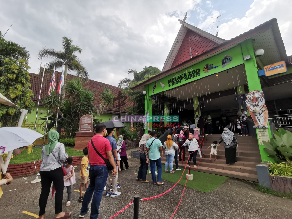 马六甲动物园恰逢圣诞节连假，迎来大批人潮。