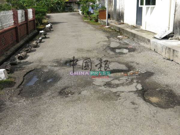 路面窟窿處處，容易積水，導致居民及道路使用者出入不便。