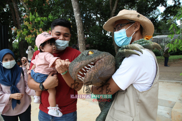 “遇见恐龙”入口处有可爱的“恐龙宝宝”迎接访客的到来。